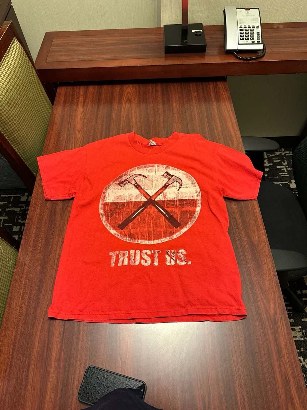 Roger Waters The Wall Live Tour 2010 Crossed Hammers Trust Us T-Shirt Red Size L